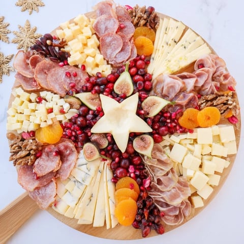 Éclat dÉtoiles Planche de Noël 2025: A stunning starburst charcuterie board with cheeses, meats, fruits, and nuts.